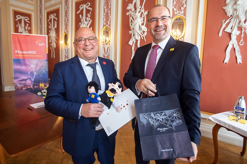 Prominent und herzlich begrüßt...